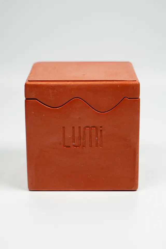 Lumi Blaze – %100 Soya Wax Vegan Beton Mum (Kırmızı Zigzag)