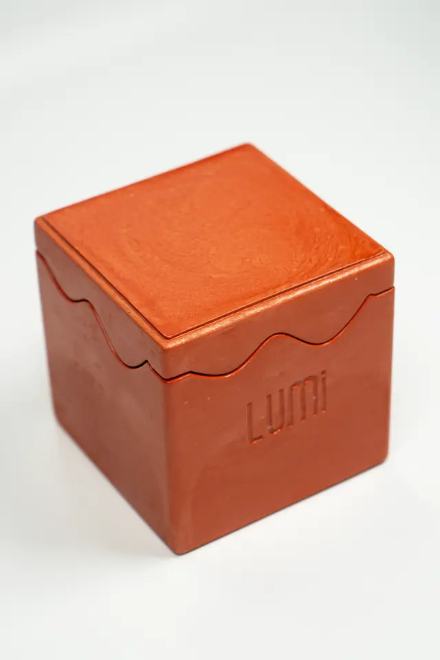 Lumi Blaze – %100 Soya Wax Vegan Beton Mum (Kırmızı Zigzag)