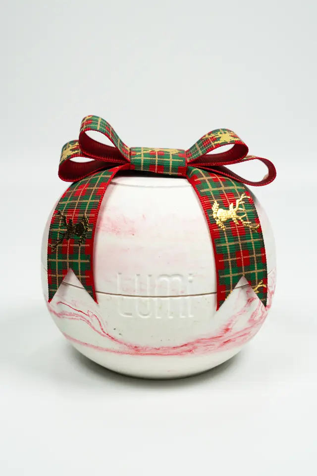 Lumi Noel – %100 Soya Wax Vegan Beton Mum (Kırmızı & Yeşil Küre – Kurdeleli)